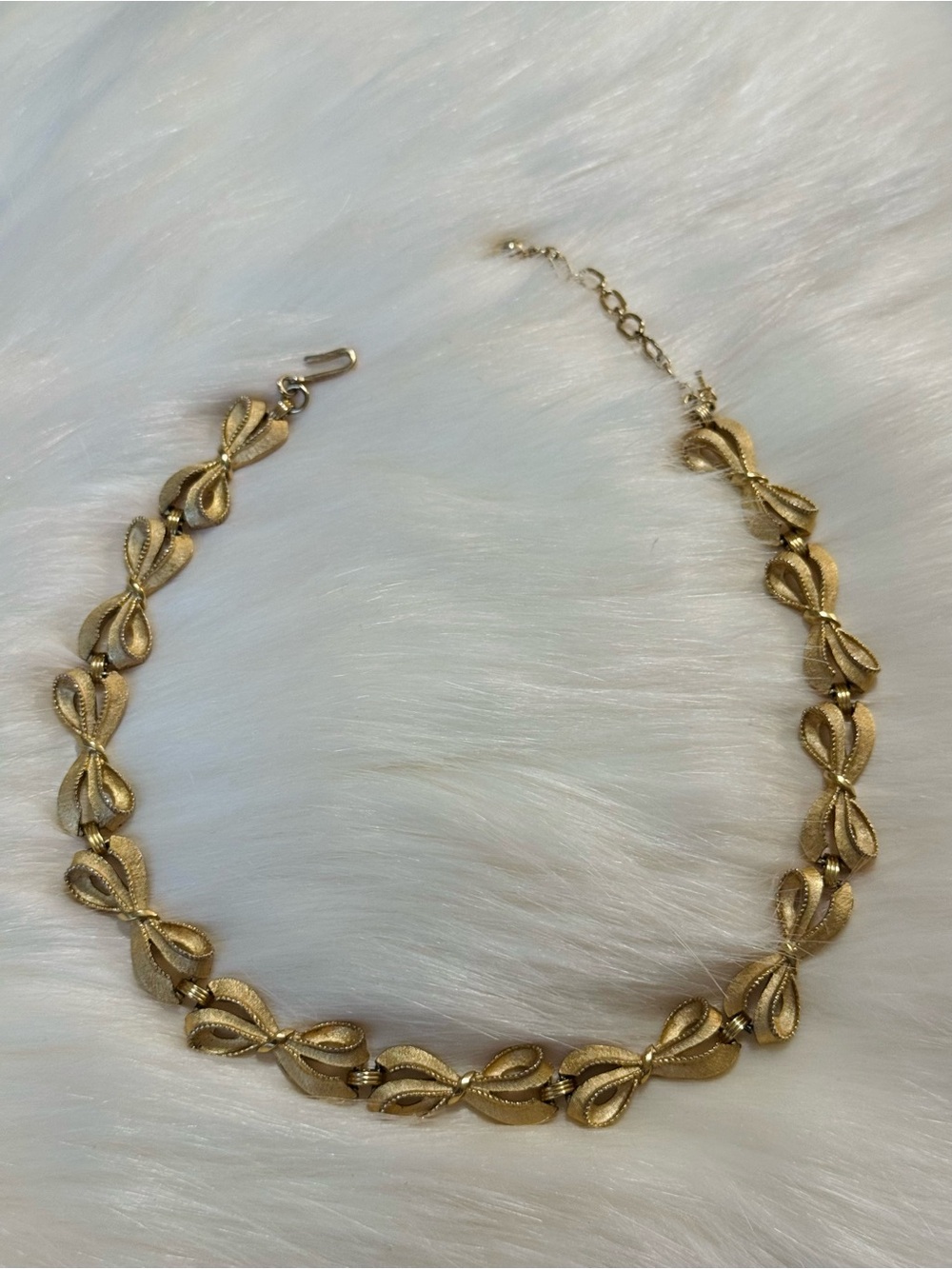 Elegant Gold Bow Link Necklace — Feminine Statement